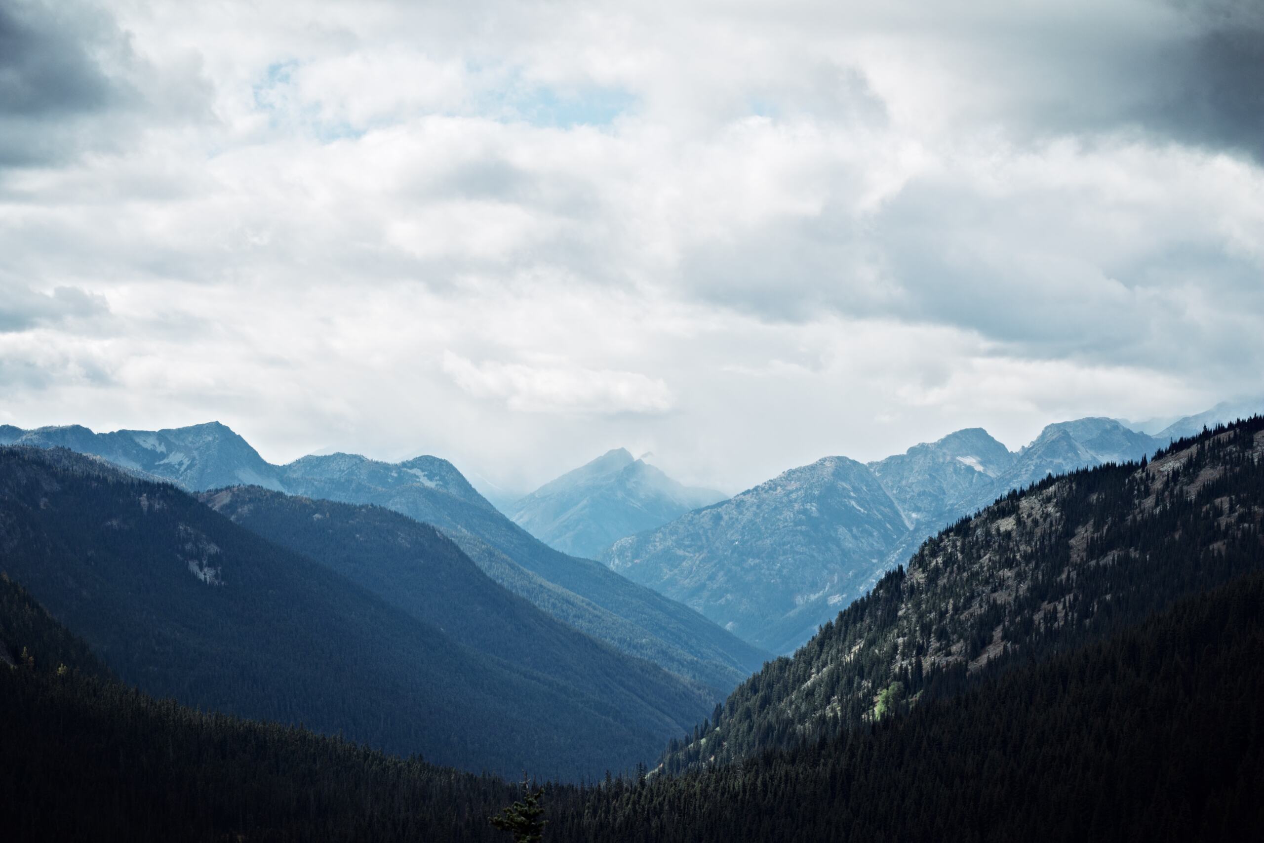 Where do the Cascade Mountains Start and End